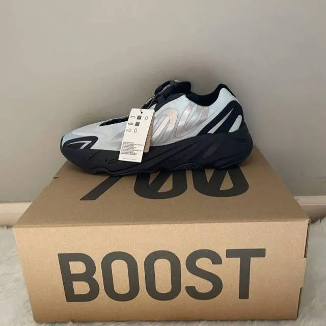 Brand new yeezy 700 mnvn blue tint never worn size 11