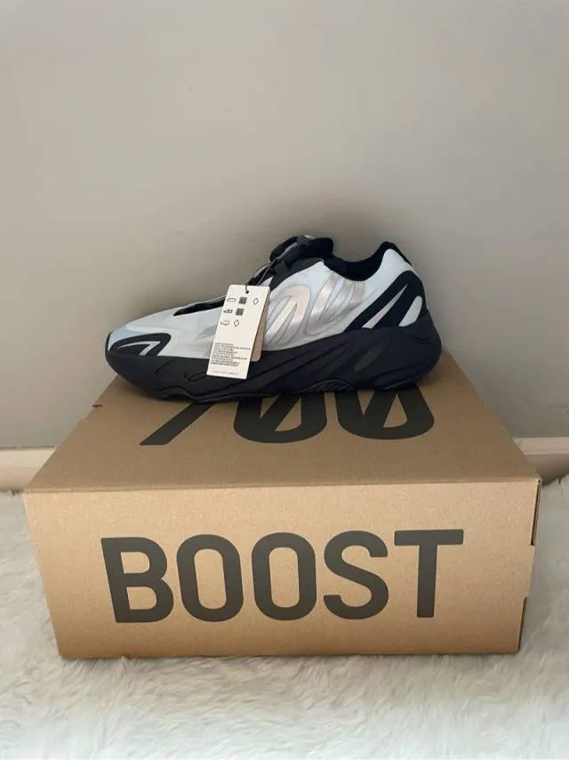 Brand new yeezy 700 mnvn blue tint never worn size 11