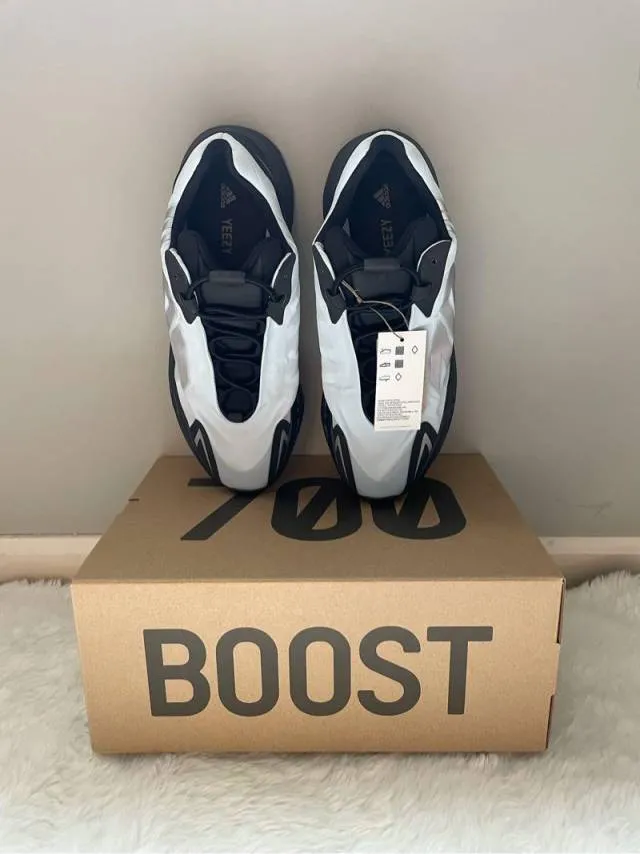 Brand new yeezy 700 mnvn blue tint never worn size 11