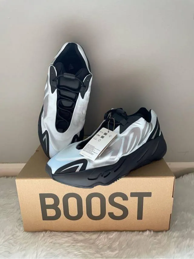 Brand new yeezy 700 mnvn blue tint never worn size 11