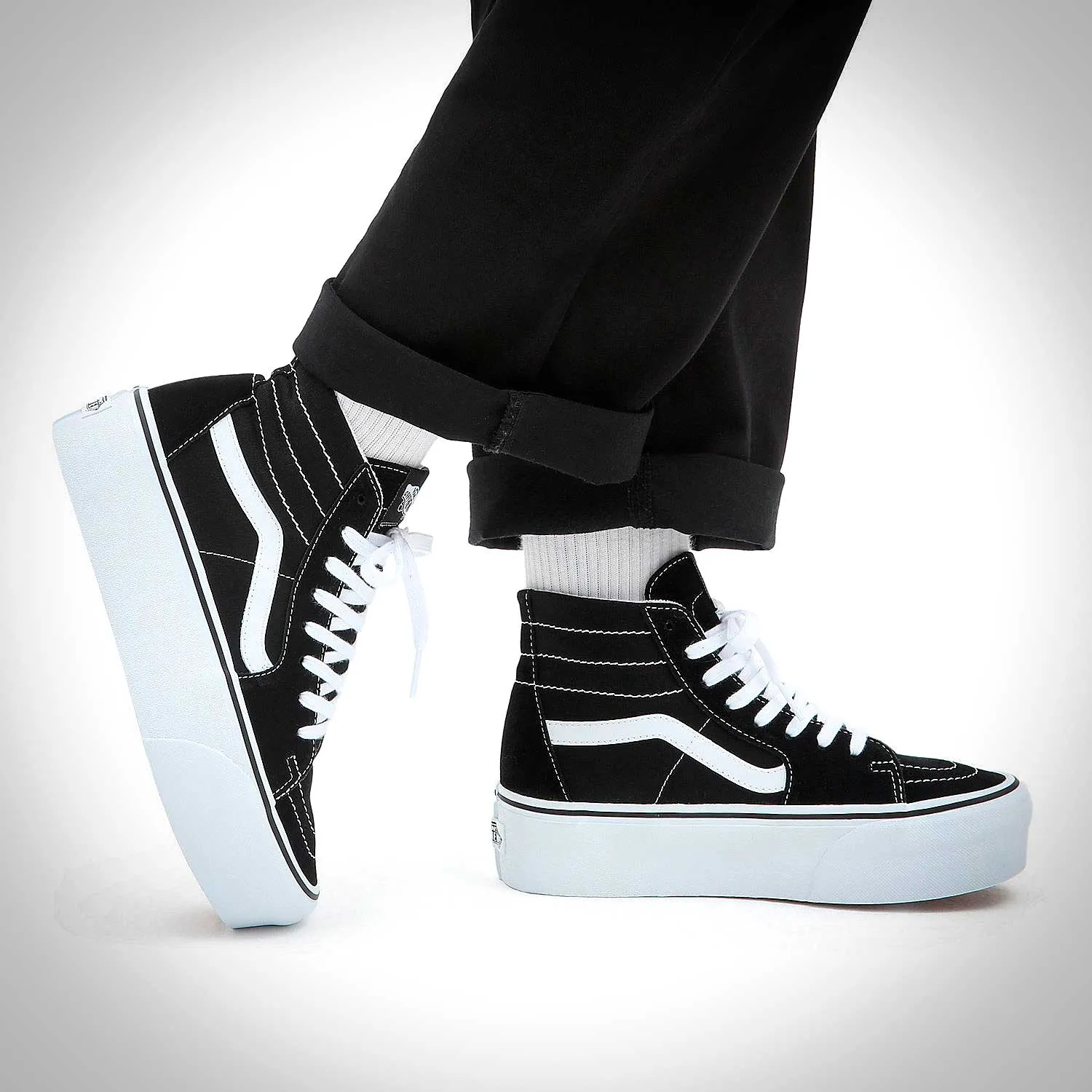 skateboarding shoes with high taper and stacked form