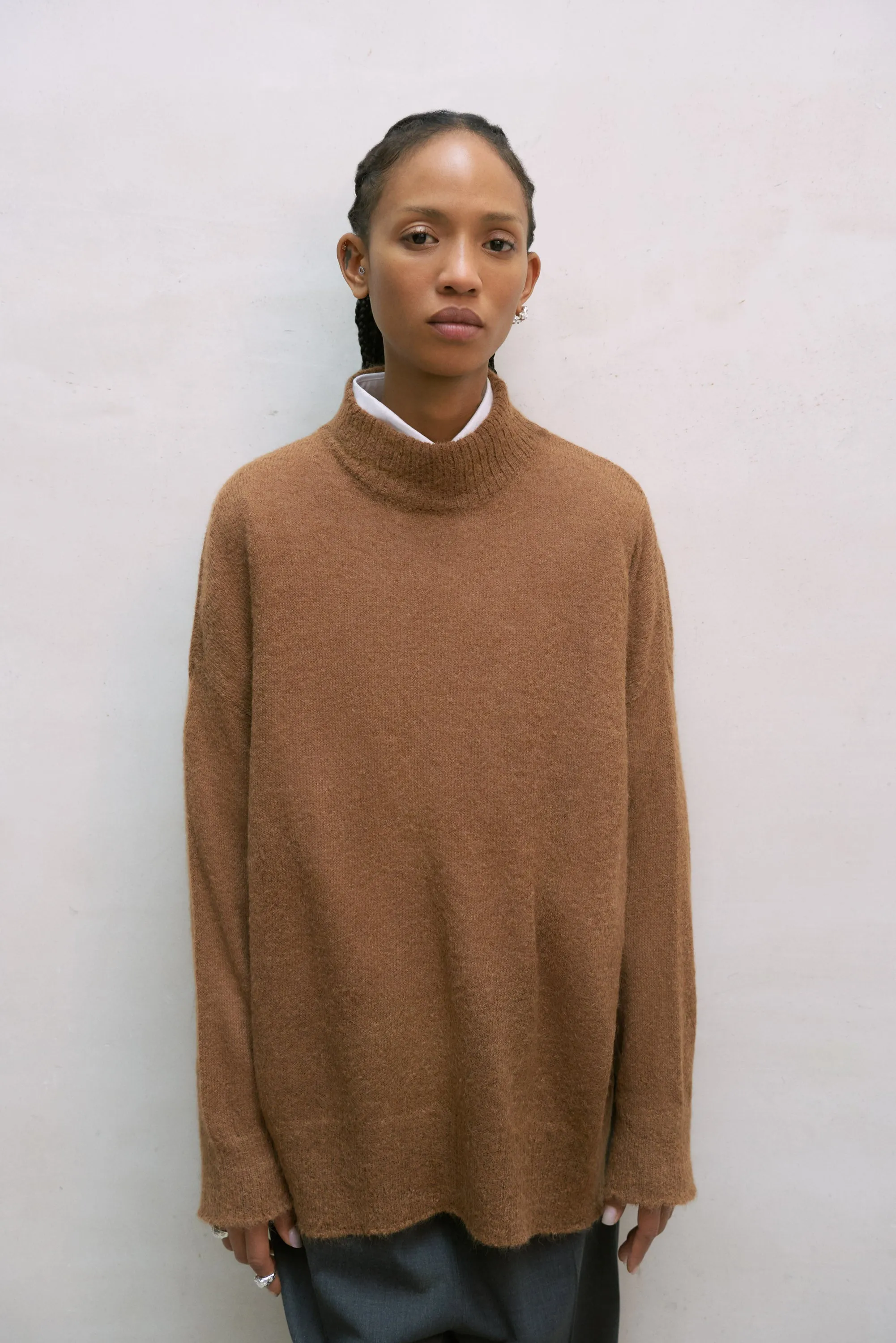 SURI TURTLENECK SWEATER | CAMEL