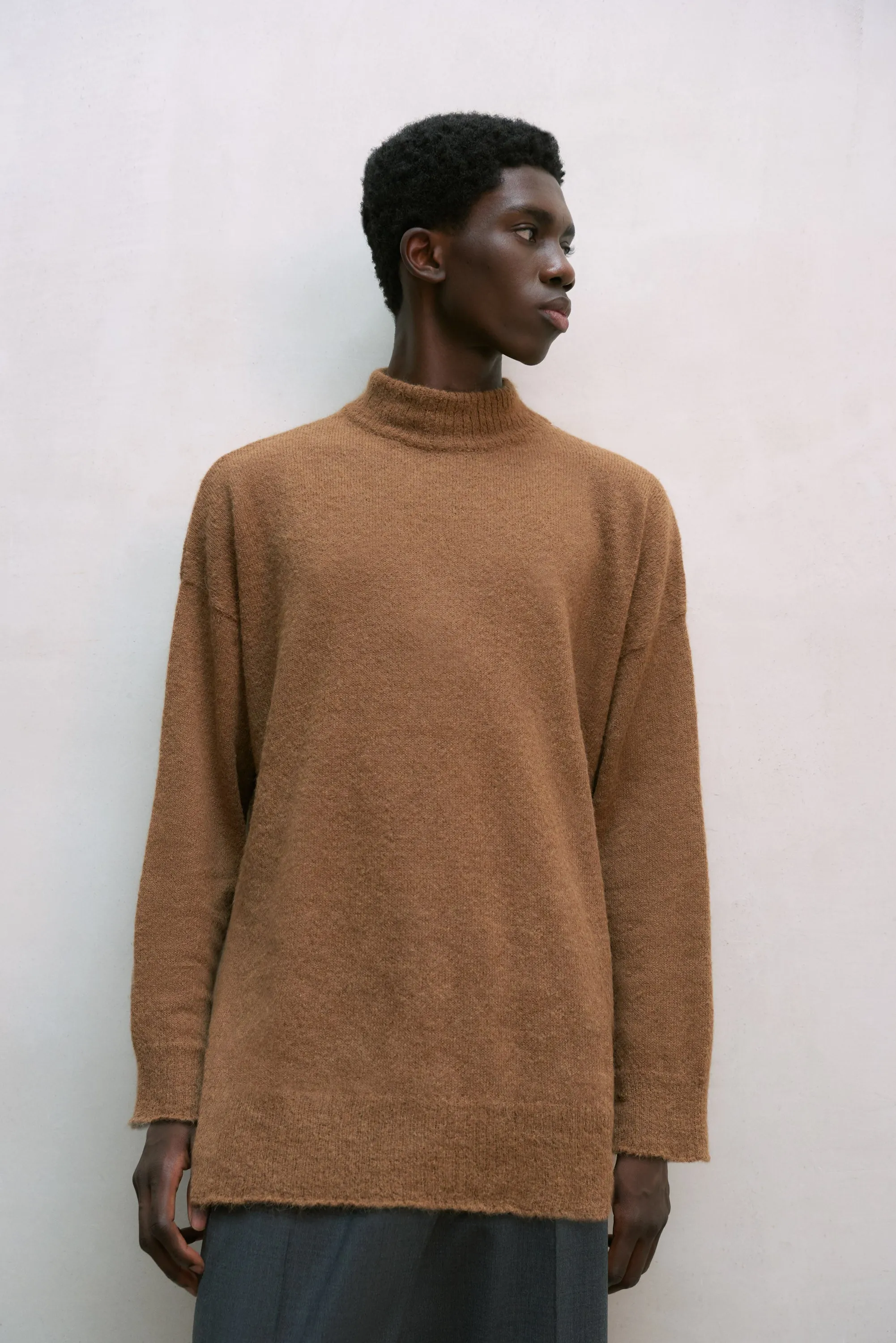 SURI TURTLENECK SWEATER | CAMEL