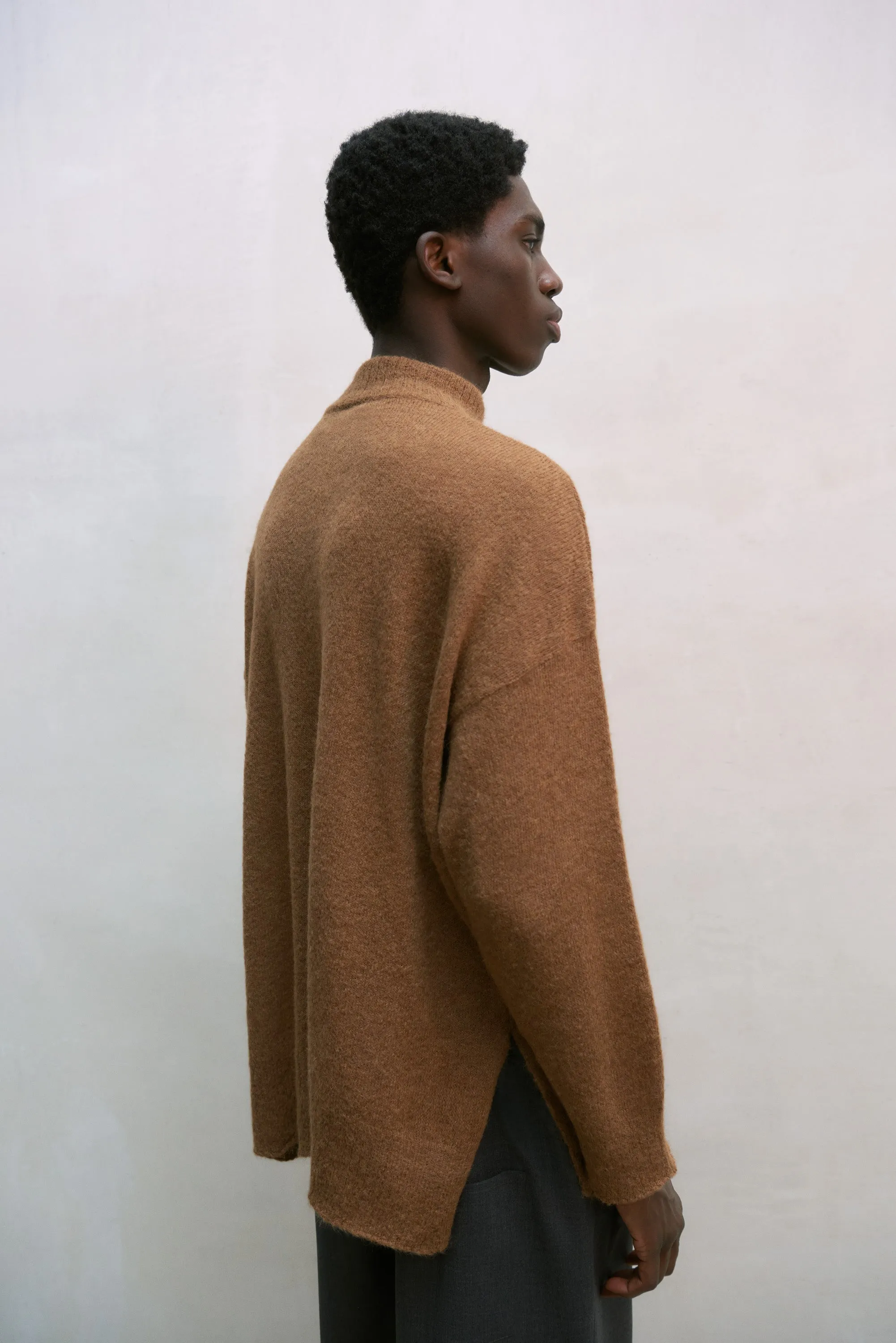 SURI TURTLENECK SWEATER | CAMEL