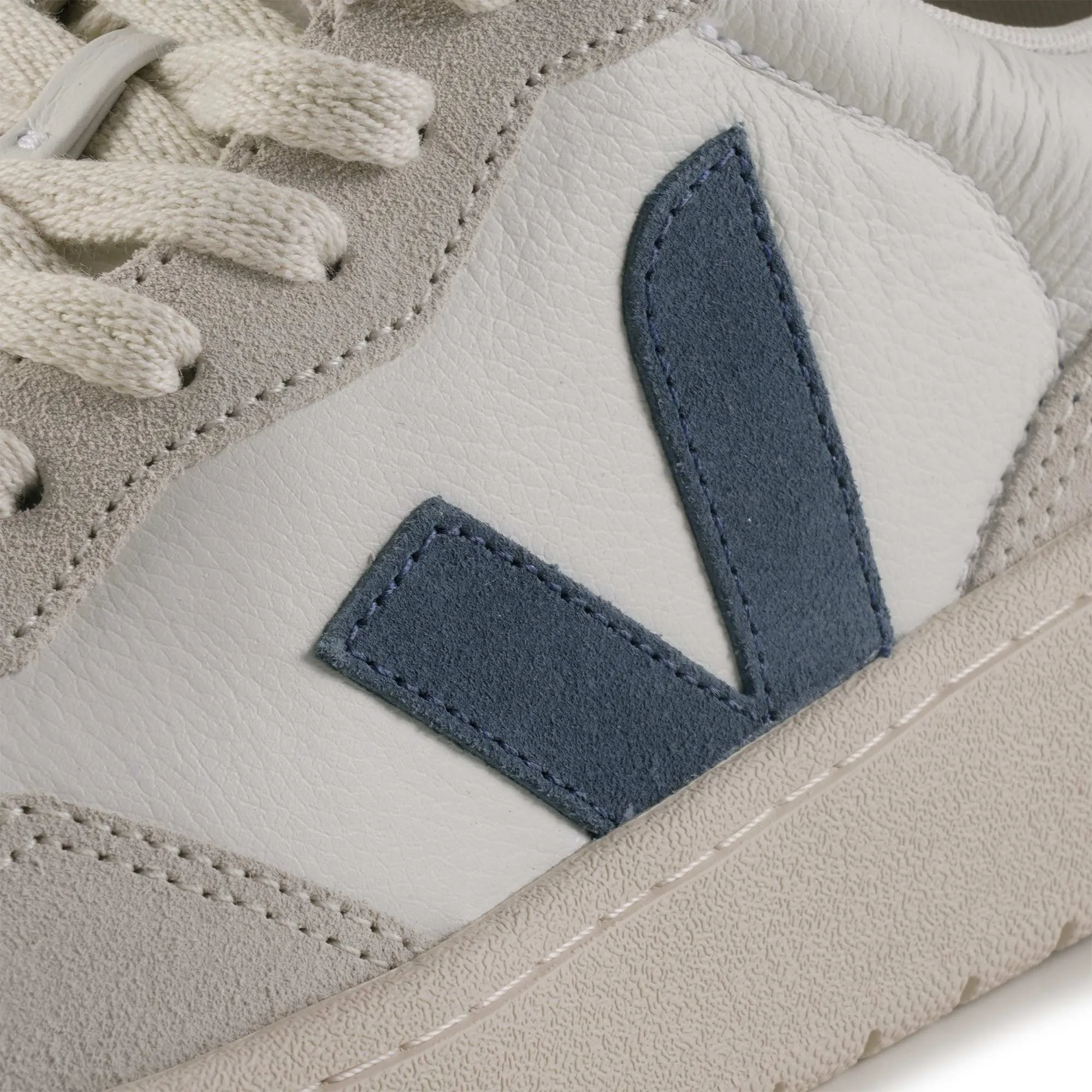 VEJA V-90 O.T Leather - Extra White California 